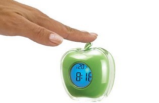 שעון דיגיטלי מדבר בעיצוב תפוח