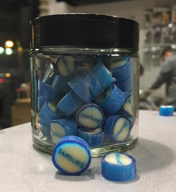 סוכריות עם לוגו סמסונג בצנצנת זכוכית