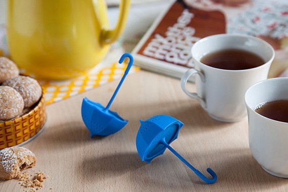 כלי לחליטות תה המעוצב בצורת מטרייה ונתלה על הכוס