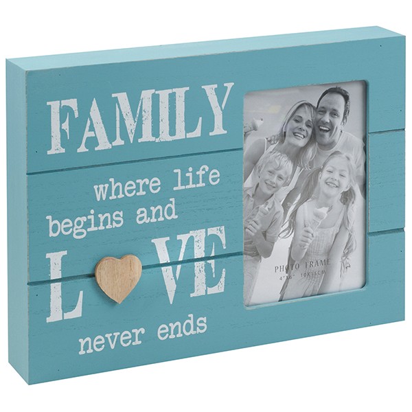 מסגרת עץ לתמונה משפחתית, בצורת תיבה וצבועה בצבע תכלת מרענן